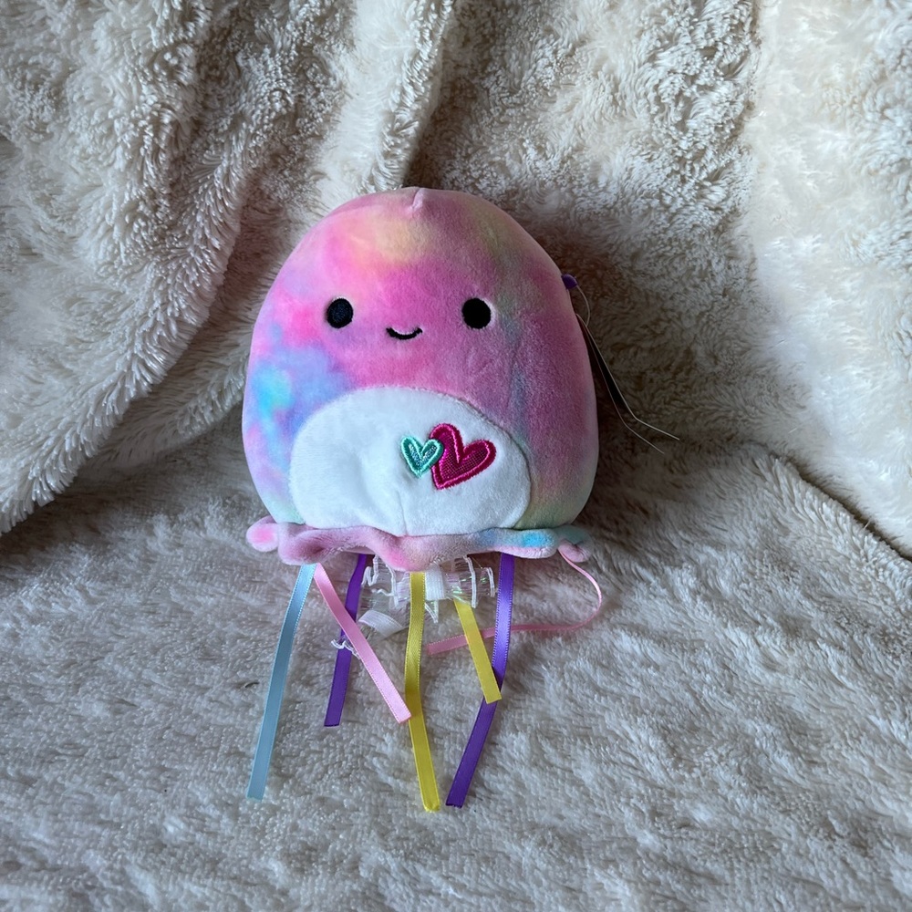 NWT
Janet the Jellyfish Squishmallow
No rips or stains